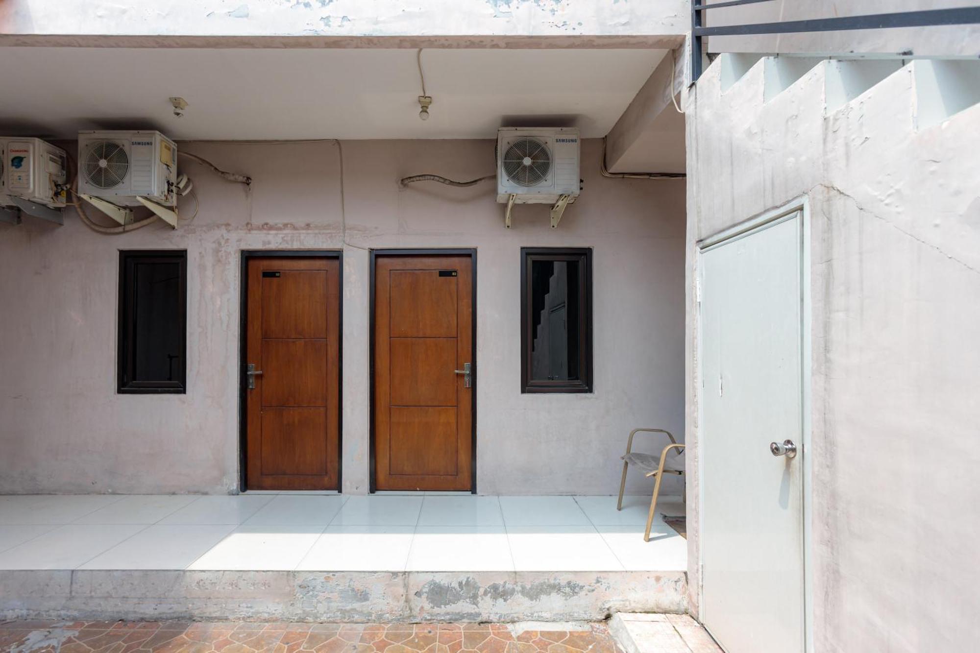 Reddoorz At Osuko Residence Sukomanunggal Jaya Surabaya Bagian luar foto