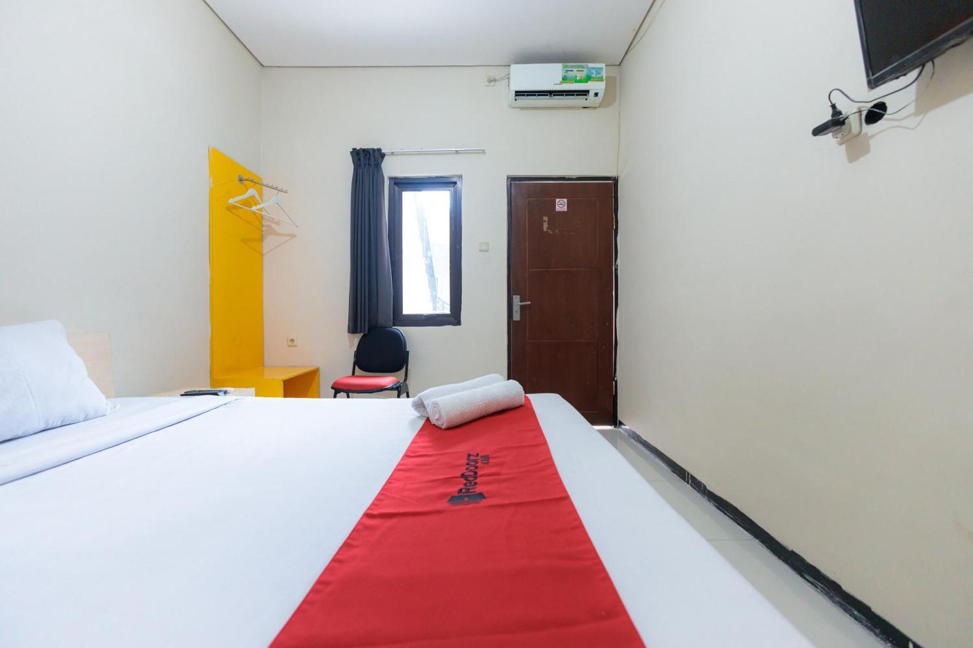 Reddoorz At Osuko Residence Sukomanunggal Jaya Surabaya Bagian luar foto