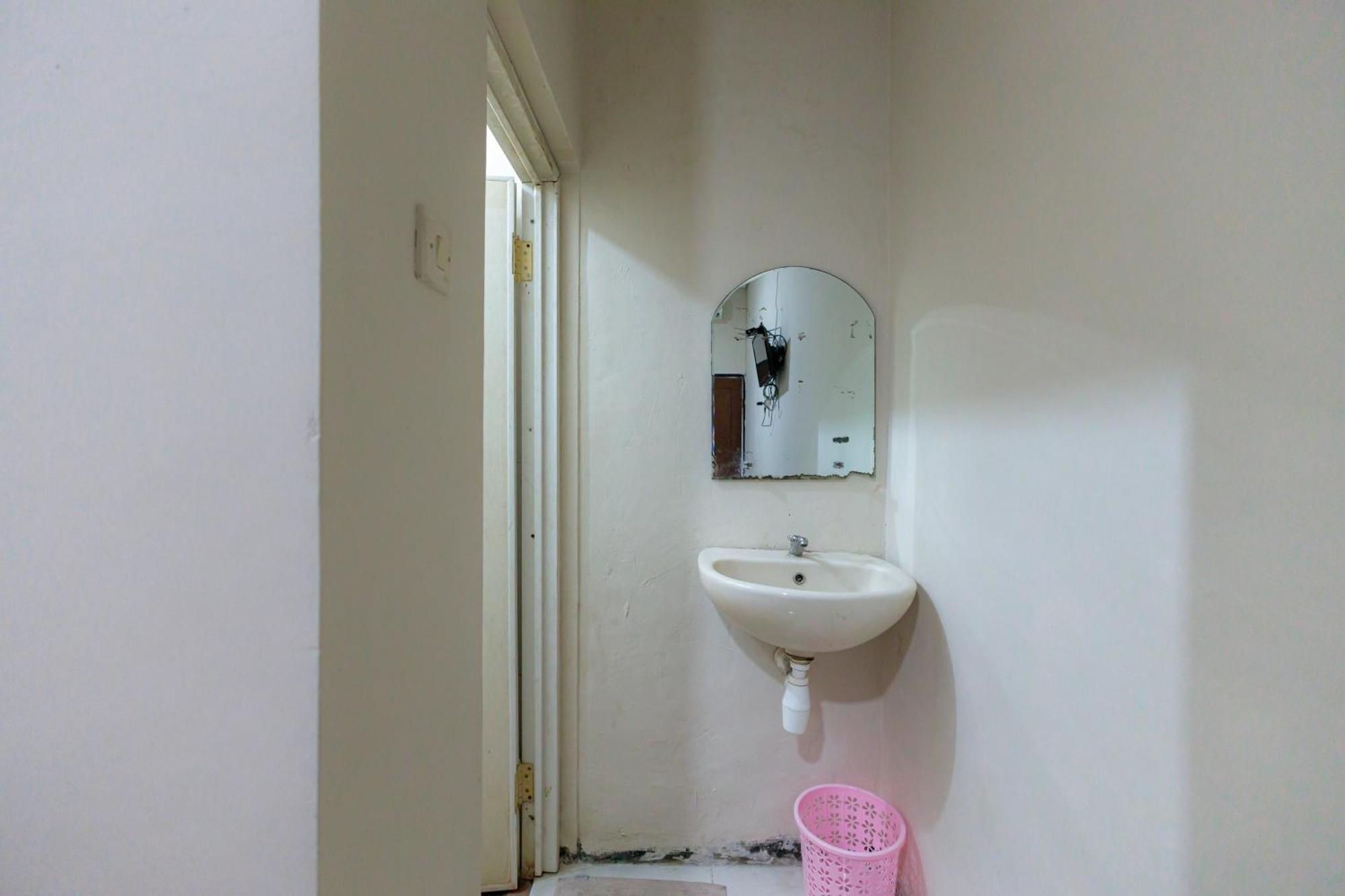Reddoorz At Osuko Residence Sukomanunggal Jaya Surabaya Bagian luar foto