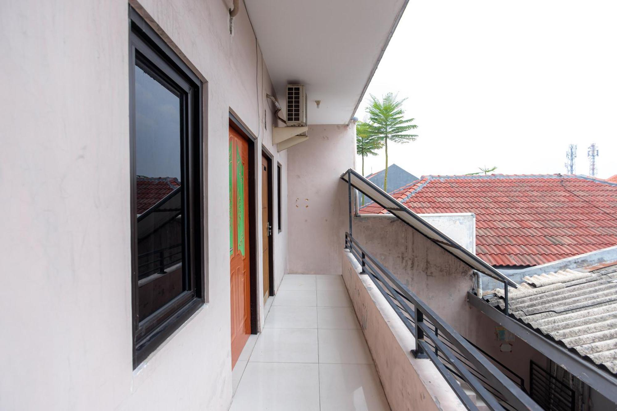 Reddoorz At Osuko Residence Sukomanunggal Jaya Surabaya Bagian luar foto