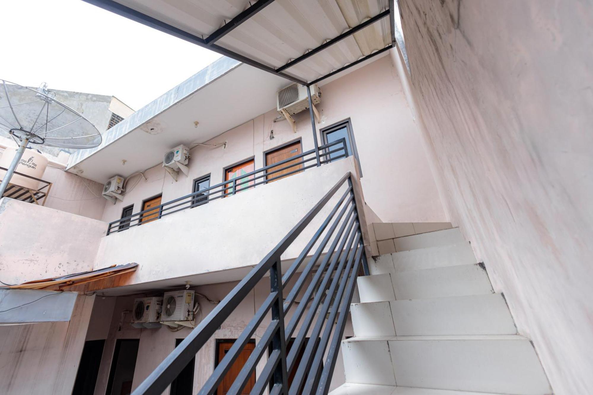 Reddoorz At Osuko Residence Sukomanunggal Jaya Surabaya Bagian luar foto