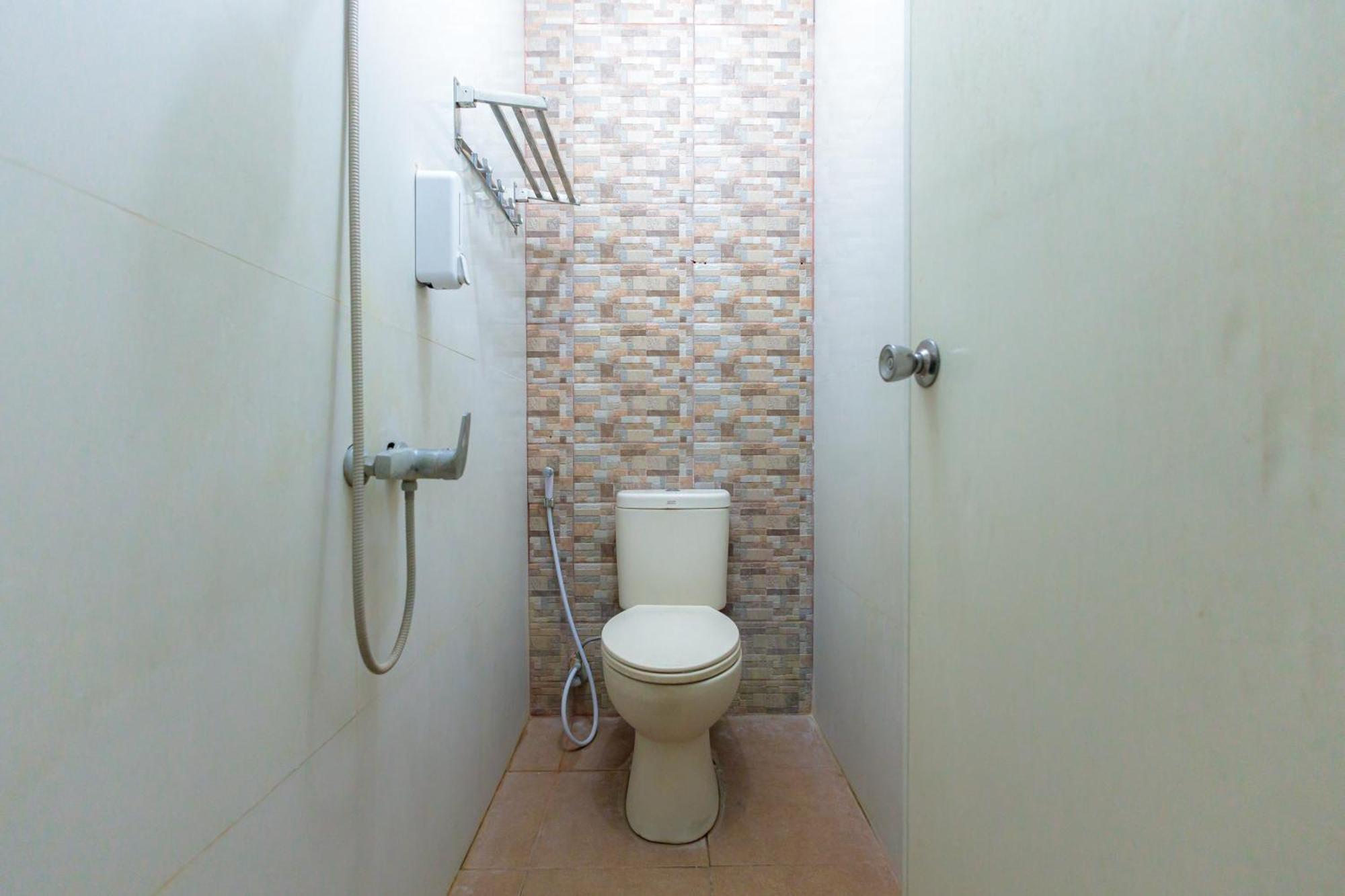 Reddoorz At Osuko Residence Sukomanunggal Jaya Surabaya Bagian luar foto