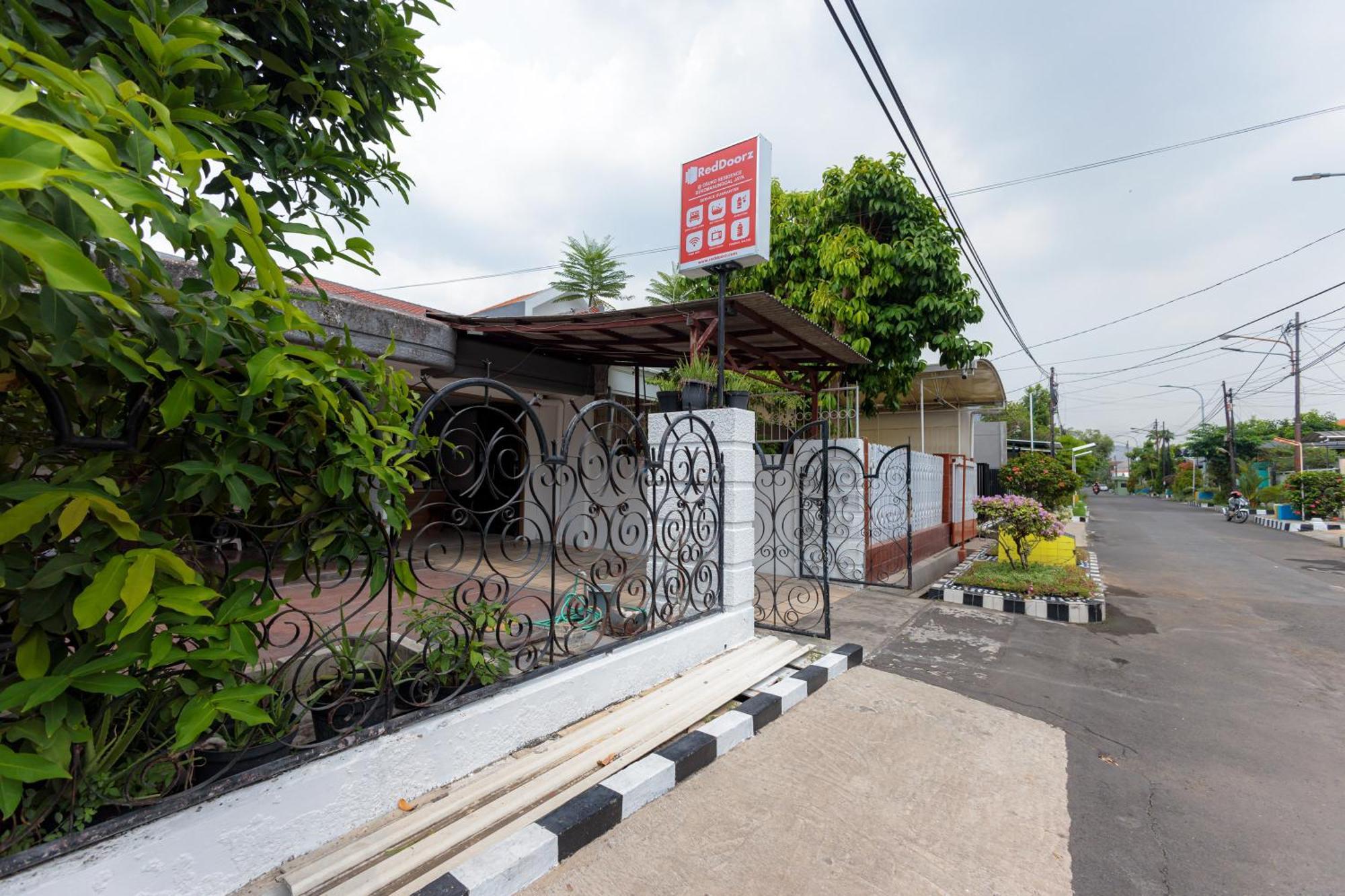 Reddoorz At Osuko Residence Sukomanunggal Jaya Surabaya Bagian luar foto