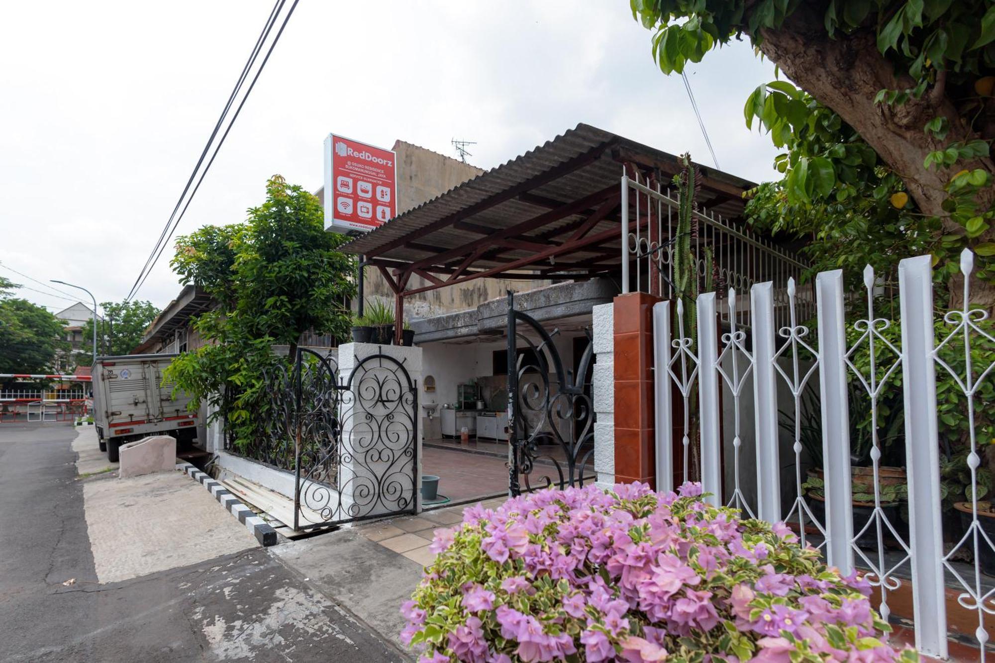 Reddoorz At Osuko Residence Sukomanunggal Jaya Surabaya Bagian luar foto